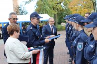 Kierownik Ośrodka Szkolenia Policji w Sieradzu młodszy inspektor Mariusz Cichosz wręcza uczniom certyfikat szkolenia.