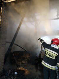 Działania strażaków na miejscu podpalenia stodoły
