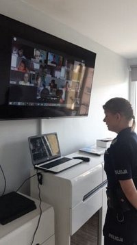 Policjantka prowadząca video rozmowę z dziećmi