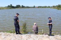 Policjanci w trakcie patrolu zbiornika Kępina