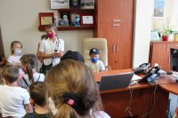 Dzieci w gabinecie Komendanta KPP w Zduńskiej Woli