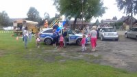 Happy Bus przy GKiOS w Zapolicach. Dzielnicowy pokazuje radiowóz