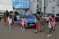 Dzieci oglądają radiowóz w KPP Zduńska Wola