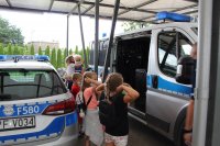 Dzieci oglądają radiowóz w KPP Zduńska Wola