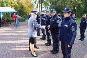 Komendant Powiatowy Policji w Zduńskiej Woli wręcza uczniom wraz z dyrektorem Ireneuszem Stasiakiem legitymację kadeta