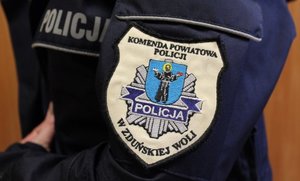 Emblemat na ramieniu munduru z napisem: Komenda Powiatowa Policji w Zduńskiej Woli