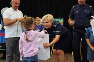 Dziewczynka odbiera nagrodę od inspektora Małgorzaty Mączyńskiej Komendanta Powiatowego Policji w Zduńskiej Woli