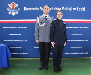 Nowo przyjęta policjantka razem z Zastępcą Komendanta Powiatowego Policji w Zduńskiej Woli