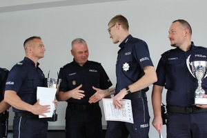 Komendant Powiatowy Policji w Zduńskiej Woli młodszy Inspektor Robert Krawczyk składający gratulacje najlepszemu patrolowi w województwie łódzkim.
