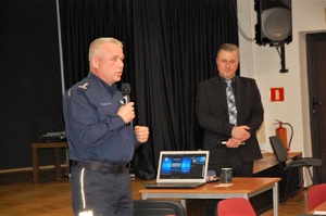 Inspektor Robert Krawczyk Komendant Powiatowy Policji w Zduńskiej Woli, mówi do zebranych.