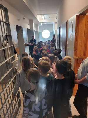 Dzieci w pomieszczeniu dla osób zatrzymanych.